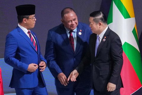 Menteri Luar Negeri Indonesia Sugiono (kiri) dan Menteri Luar Negeri Timor Leste Bendito dos Santos Freitas (tengah) berbincang dengan Sekretaris Jenderal ASEAN Kao Kim Hourn dalam pertemuan tingkat menteri luar negeri ASEAN di Kuala Lumpur, Malaysia, Sabtu (25/10/2025).