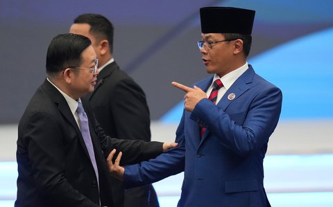 Menteri Luar Negeri Indonesia Sugiono berjabat tangan dengan Sekretaris Jenderal ASEAN Kao Kim Hourn saat tiba di Kuala Lumpur, Malaysia, untuk menghadiri pertemuan para menteri luar negeri ASEAN, Sabtu (25/10/2025).