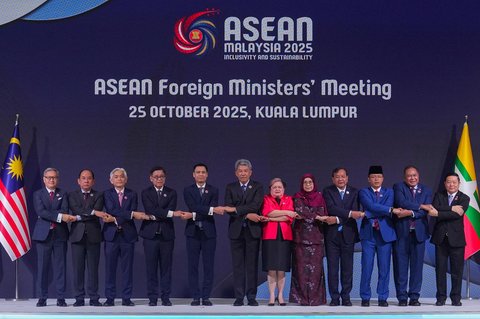 Dari kiri ke kanan: Menteri Luar Negeri Laos Thongsavanh Phomvihane, Sekretaris Tetap Kementerian Luar Negeri Myanmar U Hau Khan Sum, Sekretaris Tetap Luar Negeri Singapura Albert Chu, Menteri Luar Negeri Thailand Sihasak Phuangketkeow, Wakil Menteri Luar Negeri Vietnam Dang Hoang Giang, Menteri Luar Negeri Malaysia Mohamad Hasan, Menteri Luar Negeri Filipina Theresa Lazaro, perwakilan Brunei yang tidak disebutkan namanya, Menteri Luar Negeri Kamboja Prak Sokhonn, Menteri Luar Negeri Indonesia Sugiono, Menteri Luar Negeri Timor Leste Bendito dos Santos Freitas, dan Sekretaris Jenderal ASEAN Kao Kim Hourn berfoto bersama dalam pertemuan para menteri luar negeri ASEAN di Kuala Lumpur Convention Centre di Kuala Lumpur, Malaysia, Sabtu (25/10/2025).