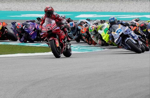 Pebalap Italia Francesco Bagnaia dari Tim Ducati Lenovo memimpin rombongan dalam sprint race MotoGP Grand Prix Malaysia di Sirkuit Internasional Sepang di Sepang, Malaysia, Sabtu (25/10/2025).