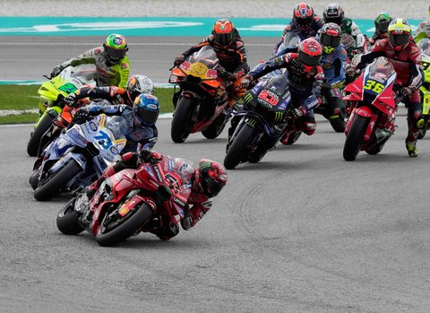 Pebalap Italia Francesco Bagnaia dari Tim Ducati Lenovo memimpin rombongan dalam sprint race MotoGP Grand Prix Malaysia di Sirkuit Internasional Sepang di Sepang, Malaysia, Sabtu (25/10/2025).