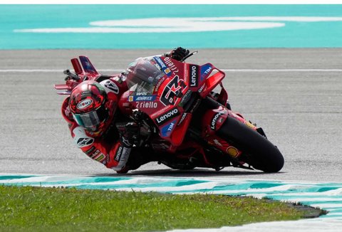 Pebalap Italia Francesco Bagnaia dari Tim Ducati Lenovo dalam sprint race MotoGP Grand Prix Malaysia di Sirkuit Internasional Sepang di Sepang, Malaysia, Sabtu (25/10/2025).