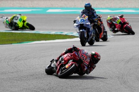 Pebalap Italia Francesco Bagnaia dari Tim Ducati Lenovo memimpin rombongan dalam sprint race MotoGP Grand Prix Malaysia di Sirkuit Internasional Sepang di Sepang, Malaysia, Sabtu (25/10/2025).