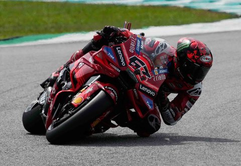 Pebalap Italia Francesco Bagnaia dari Tim Ducati Lenovo dalam sprint race MotoGP Grand Prix Malaysia di Sirkuit Internasional Sepang di Sepang, Malaysia, Sabtu (25/10/2025).