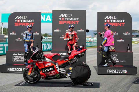 Francesco Bagnaia bersama Alex Marquez dan Fermin Aldeguer berdiri di podium Sprint Race MotoGP Malaysia 2025 di Sirkuit Sepang, Sabtu (25/10/2025).