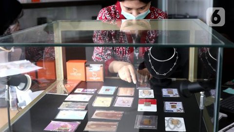 Salah satu karyawan menunjukan emas batang di Galeri 24 Pegadaian, Jakarta, Kamis (12/9/2024). (Liputan6.com/Angga Yuniar)