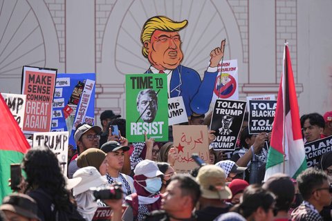 Para demonstran memegang spanduk saat demonstrasi menentang kehadiran Presiden AS Donald Trump di KTT ASEAN di Kuala Lumpur, Malaysia, Minggu (26/20/2025).
