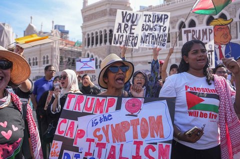 Para demonstran memegang spanduk saat demonstrasi menentang kehadiran Presiden AS Donald Trump di KTT ASEAN di Kuala Lumpur, Malaysia, Minggu (26/20/2025).