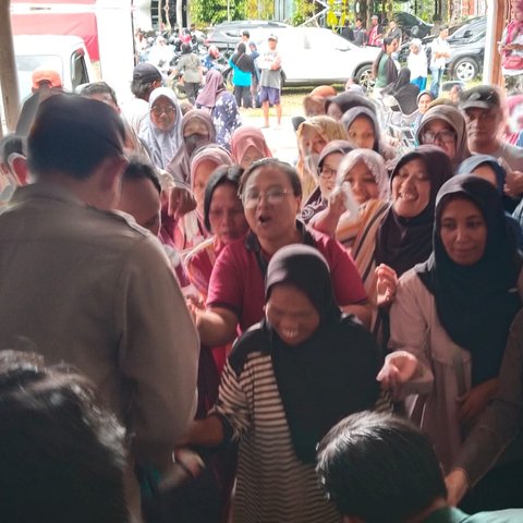 Acara bagi-bagi sembako di Kalurahan Ambarketawan, Kapanewon Gamping, Sleman