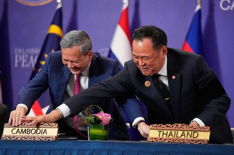 Perdana Menteri Kamboja Hun Manet (kiri) dan Perdana Menteri Thailand Anutin Charnvirakul bertukar lambang negara dalam upacara penandatanganan perdamian di sela-sela KTT ASEAN di Kuala Lumpur, Malaysia, Minggu (26/10/2025).