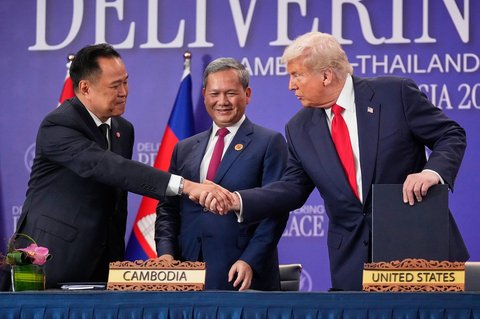 Presiden Donald Trump berjabat tangan dengan Perdana Menteri Thailand Anutin Charnvirakul (kiri) disaksikan Perdana Menteri Kamboja Hun Manet saat  upacara penandatanganan perdamian di sela-sela KTT ASEAN di Kuala Lumpur, Malaysia, Minggu (26/10/2025).