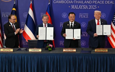 Perdana Menteri Malaysia Anwar Ibrahim bertepuk tangan saat Perdana Menteri Kamboja Hun Manet, Perdana Menteri Thailand Anutin Charnvirakul, dan Presiden AS Donald Trump mengangkat dokumen dalam penandatanganan seremonial perjanjian gencatan senjata antara Thailand dan Kamboja di sela-sela KTT ke-47 Perhimpunan Bangsa-Bangsa Asia Tenggara (ASEAN) di Kuala Lumpur, Malaysia, Minggu (26/10/2025).