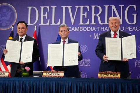 Presiden Donald Trump, Perdana Menteri Kamboja Hun Manet (kiri), dan Perdana Menteri Thailand Anutin Charnvirakul berpose dengan dokumen perdamaian  di sela-sela KTT ASEAN di Kuala Lumpur, Malaysia, Minggu (26/10/2025).