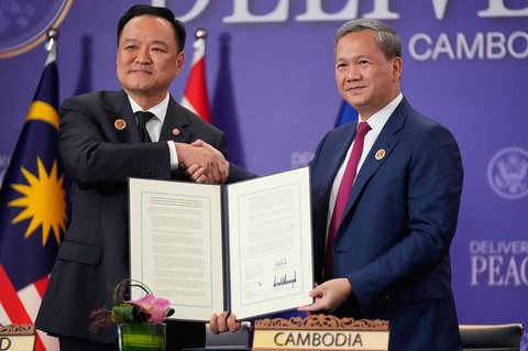 Perdana Menteri Kamboja Hun Manet dan Perdana Menteri Thailand Anutin Charnvirakul (kiri) berpose untuk foto dalam upacara penandatanganan perdamaian di sela-sela KTT ASEAN di Kuala Lumpur, Malaysia, , Minggu (26/10/2025).