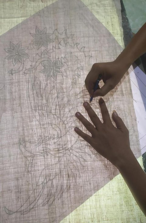 Rita saat menyelesaikan pembuatan batik tulis Lumbini di Dusun Tingal, Desa Wanurejo, Kecamatan Borobudur, Kabupaten Magelang, Jawa Tengah, Selasa (17/5/2022). Pasangan suami istri Adiwinarto