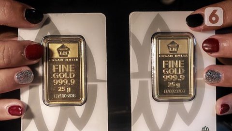 Pegawai menunjukkan emas batangan di Galeri 24, Jakarta, Selasa (13/9/2022). Harga jual kembali (buyback) emas Antam ikut naik Rp 3.000, dibanderol Rp 823.000 per gram. (Liputan6.com/Angga