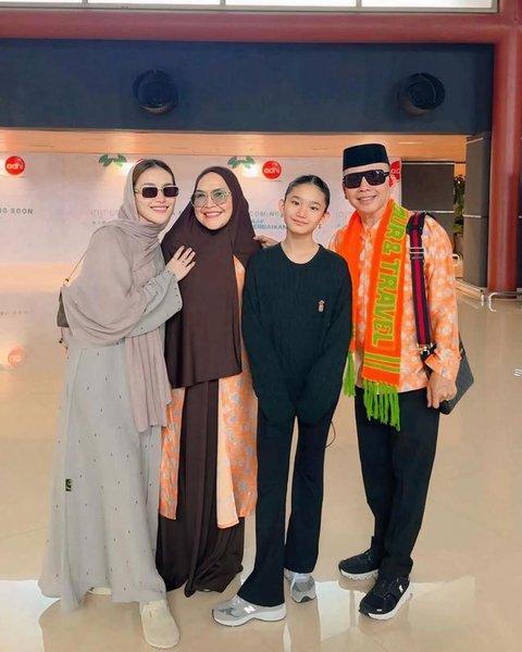 Model Gamis Ayu Ting Ting saat Antar Orang Tua Berangkat Umroh, Simpel Cocok untuk Sehari-hari (sumber: Instagram/ayutingting92)