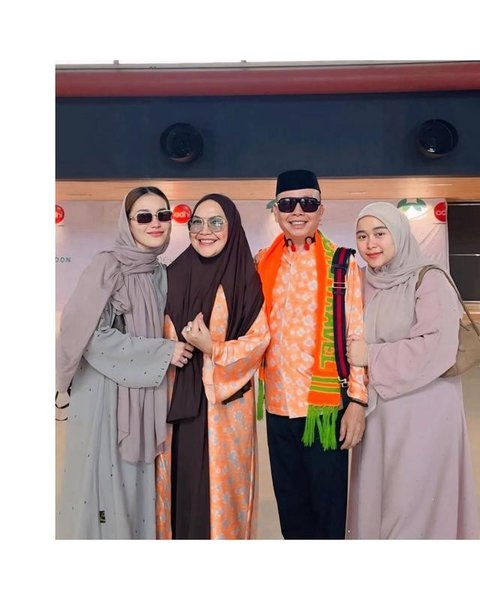Model Gamis Ayu Ting Ting saat Antar Orang Tua Berangkat Umroh, Simpel Cocok untuk Sehari-hari (sumber: Instagram/ayutingting92)