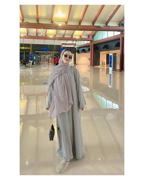 Model Gamis Ayu Ting Ting saat Antar Orang Tua Berangkat Umroh, Simpel Cocok untuk Sehari-hari (sumber: Instagram/ayutingting92)