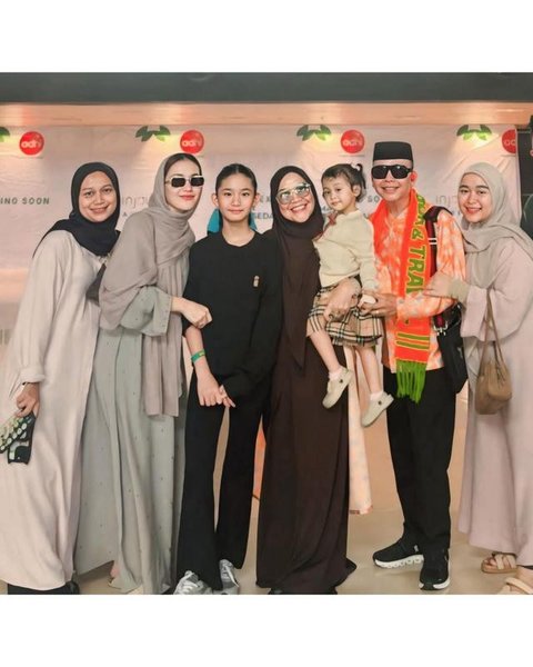 Model Gamis Ayu Ting Ting saat Antar Orang Tua Berangkat Umroh, Simpel Cocok untuk Sehari-hari (sumber: Instagram/ayutingting92)