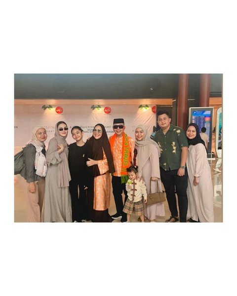 Model Gamis Ayu Ting Ting saat Antar Orang Tua Berangkat Umroh, Simpel Cocok untuk Sehari-hari (sumber: Instagram/ayutingting92)