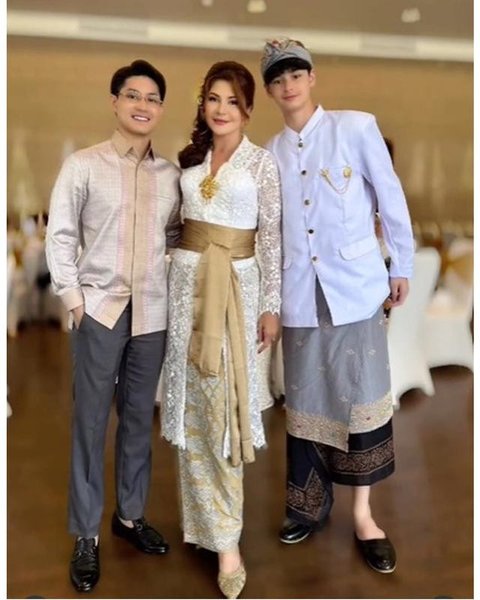 Potret keluarga Tamara Bleszynski di pertunangan Teuku Rassya. [IG: @tamarableszynskiofficial]