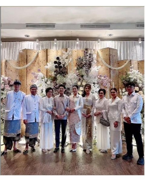 Potret keluarga Tamara Bleszynski di pertunangan Teuku Rassya. [IG: @tamarableszynskiofficial]