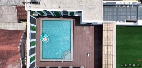 Potret Kolam Renang Rooftop di Rumah Baru Sarwendah, Mewah dan Bernuansa Klasik Modern (sumber: YouTube AH)