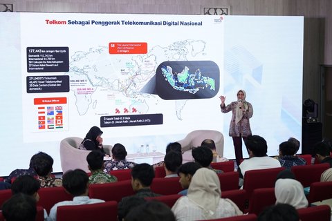 Direktur Utama Telkom Dian Siswarini saat memberikan pemaparan pada acara peluncuran Telkom AI Campus di Universitas Muhammadiyah Yogyakarta (UMY) pada Kamis (23/10).