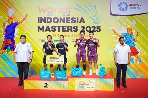 Gubernur Sumut Muhammad Bobby Afif Nasution dan Wakil Menteri Pemuda dan Olahraga RI, Taufik Hidayat menyaksikan turnamen Indonesia Masters Super 100 II Medan