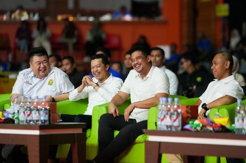 Gubernur Sumut Muhammad Bobby Afif Nasution dan Wakil Menteri Pemuda dan Olahraga RI, Taufik Hidayat menyaksikan turnamen Indonesia Masters Super 100 II Medan