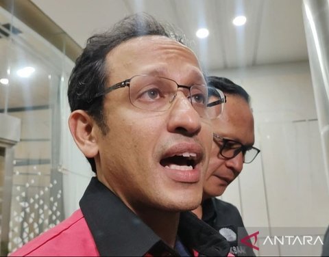 Nadiem Makarim, tersangka kasus dugaan korupsi Chromebook, yakin kebenaran akan terungkap usai diperiksa 10 jam oleh Kejagung. Simak detail pemeriksaannya!