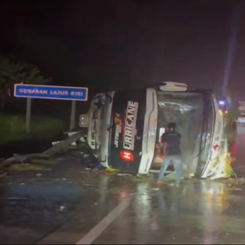 Viral Bus PO Haryanto Terguling di Jalan Tol Batang Jateng
