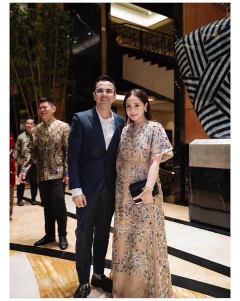 Nagita Slavina dan Raffi Ahmad kondangan. [IG: @raffinagita1717]