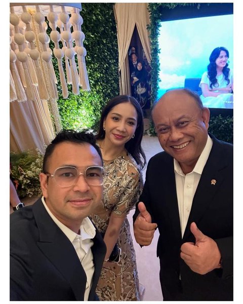 Nagita Slavina dan Raffi Ahmad kondangan. [IG: @raffinagita1717]