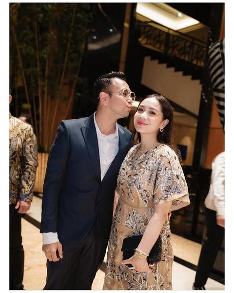 Nagita Slavina dan Raffi Ahmad kondangan. [IG: @raffinagita1717]