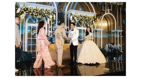 Nagita Slavina dan Raffi Ahmad kondangan. [IG: @raffinagita1717]
