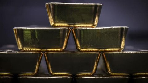 Pegawai menunjukkan emas batangan 24 karat di gerai Galeri 24, kawasan Kebayoran Baru, Jakarta, Kamis (5/8/2021). Harga emas yang dijual PT Aneka Tambang Tbk dijual lebih murah Rp 2.000 per g