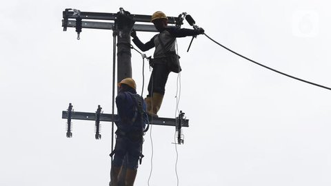 Tim UPT PLN melakukan upaya penyambungan kembali kabel listrik yang putus akibat gempa Cianjur di kawasan Cugenang, Kabupaten Cianjur, Jawa Barat, Selasa (22/11/2022). PLN terus mengupayakan