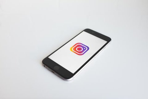 Ilustrasi Instagram dan Facebook. Credit: Dole777/ Unsplash
