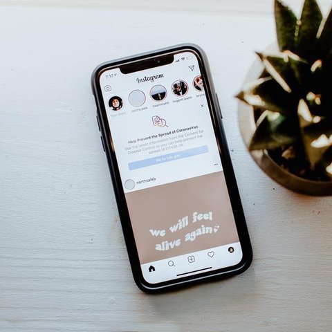 Ilustrasi Instagram dan Facebook. Credit: Dole777/ Unsplash