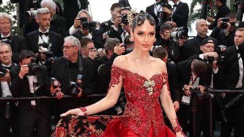 Para Artis Kenakan Batik dengan Sentuhan Modern seperti Cinta Laura. [@claurakiehl]