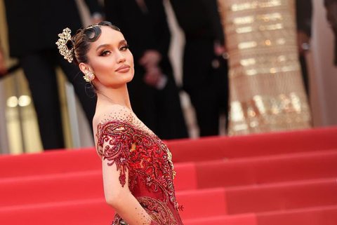 Para Artis Kenakan Batik dengan Sentuhan Modern seperti Cinta Laura. [@claurakiehl]
