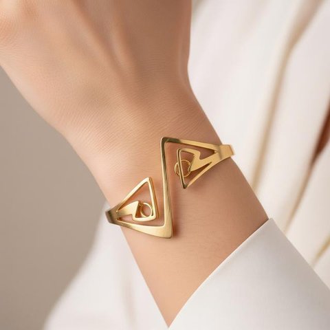 Model Gelang Emas Cuff Sculptural Desain Abstrak 2025