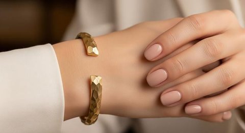 Model Gelang Emas Cuff Sculptural Desain Abstrak 2025