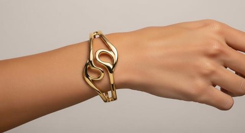 Model Gelang Emas Cuff Sculptural Desain Abstrak 2025