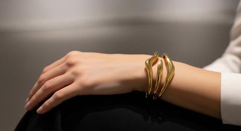 Model Gelang Emas Cuff Sculptural Desain Abstrak 2025