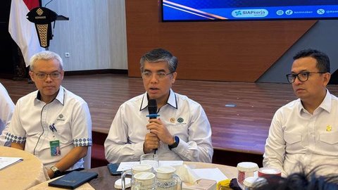 Menteri Ketenagakerjaan (Menaker) Yassierli dalam media briefing: Refleksi Satu Tahun Asta Cita Bidang Ketanagakerjaan, di kantor Kemnaker, Jakarta, Selasa (28/10/2025).