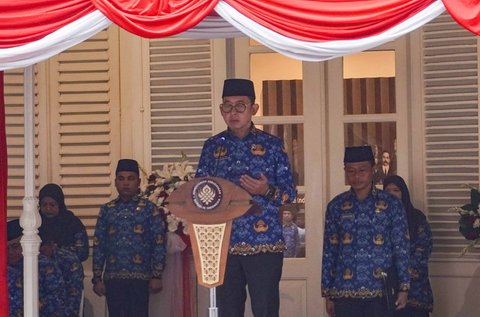 Menteri Kebudayaan Fadli Zon (kanan) memimpin upacara peringatan Hari Sumpah Pemuda di Museum Sumpah Pemuda, Jakarta, Selasa (28/10/2025). Museum dan Cagar Budaya Kementerian Kebudayaan menggelar upacara untuk memperingati Hari Sumpah Pemuda ke-97 sebagai bentuk penghormatan atas semangat para pemuda.