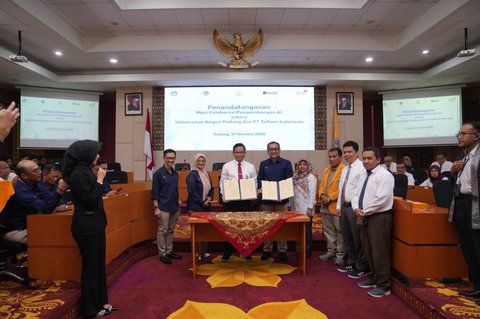 Direktur Utama Telkom Dian Siswarini saat Seminar Telkom AI Connect dengan tema 'Building Next- Generation AI Talents for Indonesia&rsquo;s Future' di UNP.